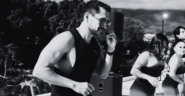 Clase de indoor cycling en un ambiente oscuro y energético